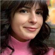 Ragazza laureanda in scienze della formazione impartisce lezioni di italiano, storia, geografia e materie umanistiche